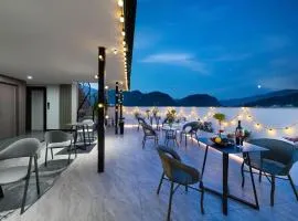 Zhangjiajie Shibajian AV Smart Hotel- Located at the east gate of Wulingyuan National Scenic Spot National Scenic Area, the hotel provides ticket agency and tour guide services for scenic spots