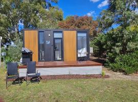 Halls Haven Tiny House 1 by Tiny Away, rumah kecil di Halls Gap