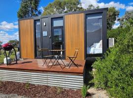 Halls Haven Tiny House 2 by Tiny Away, hotel di Halls Gap