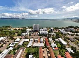 Beachlovers Delight - Walk to The Strand, Townsville