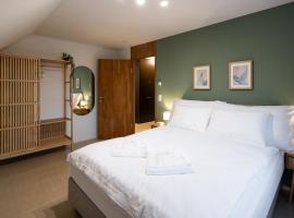 STAYY WarmWood Maisonette Family and Business Suite - Cozy Apartment with 24h Self Check-in - free Parking - Wifi - Kitchen - Laundry - 25' City Center, khách sạn ở Dietikon