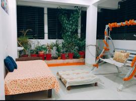 Anand Nivas Homestay 10 Mins from Mandir, hotelli, jossa on pys&auml;k&ouml;intimahdollisuus kohteessa Deoghar