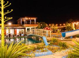 Transient Pool House by Villa Nitashlie, hotelli 