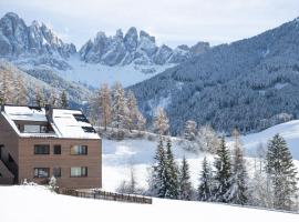 Trutscher Häusl in Villnöss - Chalet in den Dolomiten mit Blick auf die Geisler, хотел в Фунес