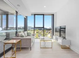 City Heart 1-Bedroom Steps from Lake with Parking