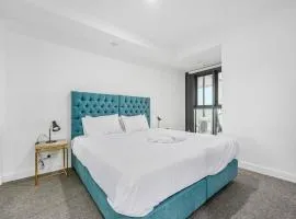 City Heart 1-Bedroom Steps from Lake with Parking
