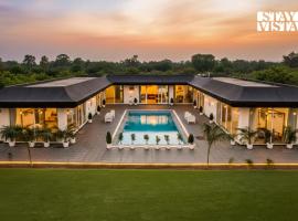 StayVista's Kundan Villa - Pet-Friendly Villa with Sprawling Lawn, Outdoor Pool, hotelli kohteessa Jaipur
