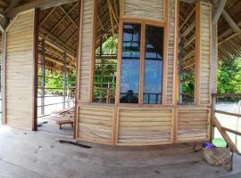Homestay Yenkop, hotel din Poelau Mansoear