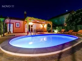 Holiday home Orange with heated pool and parking