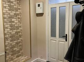Затишна 1-но кімнатна квартира з окремим входом в центрі Ковеля, hotel en Kovel