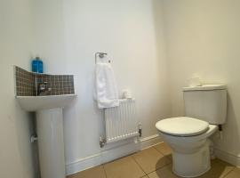 Spacious Bracknell Four Bedroom House, hotel sa Bracknell