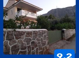 A modern farmhouse with big garden, hotel v destinaci Trápeza