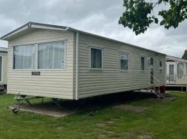 Cabin - Sleeps 6 - Beach 10 minutes drive