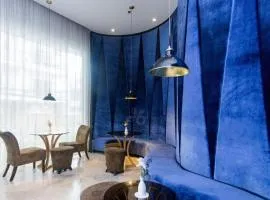 Comfortable room, 100m to walking st, 5th floor