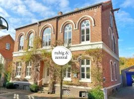 FeWo "Ebbe" im historischen Denkmal, ruhig & modern mit Stil, Kunst und großem Garten, hochwertiger Ausstattung & zentraler Lage in Esens- 3km zur Nordsee, alles fußläufig erreichbar - ideal für Paare oder kleine Familien