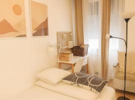 Chambres privées dans maison conviviale à Puteaux Salle de bain et cuisine partagées, Hotel in Puteaux