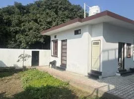 2 Stayz - Single Room Cottage in JIM CORBETT