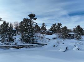 Waterfront Rockwood Resort with Private Beach and BBQ، فندق في Nobel