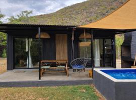 Luxury Unit with Mountain Views & Splash Pool, Hotel in Oudtshoorn