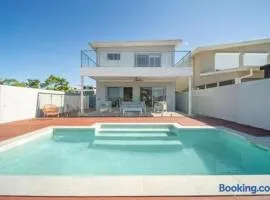 Large 5-Bedroom Family Retreat in Helensvale with Pool