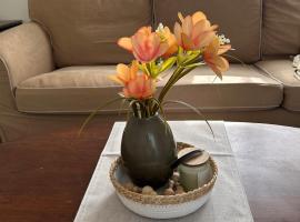 Cozy Country Cabin, Hotel in Lacombe