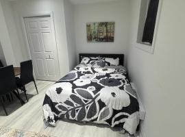 Cozy Studio Retreat in Scenic Georgina, Canada, hotel i Georgina