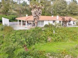 Nice quiet holiday bungalow Casa Covas on Quinta do Retiro, Hotel in Covas