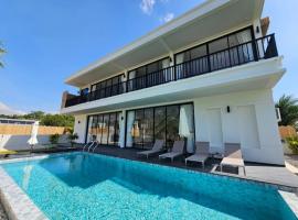 Luxury Beachfront Pool Villa in Koh Phangan 2BR, Direct Beach Access, khách sạn ở Thongsala