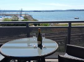 Beach Point - Stunning Harbour Views from Balcony, hotel en Poole