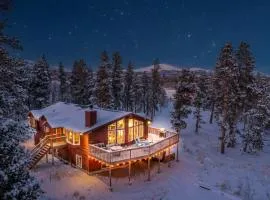 The Golden Moose Mountain View Cabin with Hot Tub near Breckenridge