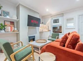 Hoole 2 BR Home - Free Parking - Sleeps 7 - 5 Beds