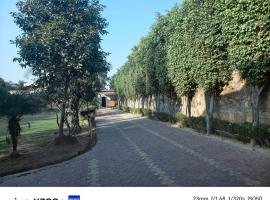 Yellow house, hotel a Bhundsi