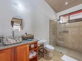 Villa Macaw, Uvita, 1BR 1BA, poolside, near beach