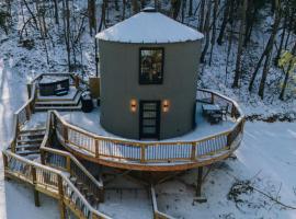 NEW Romantic Silo w Hot Tub and Outdoor Shower, Hotel in Beattyville