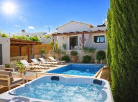 Rose Villa Private Pool & Outdoor Jacuzzi, Hotel in Roúpai