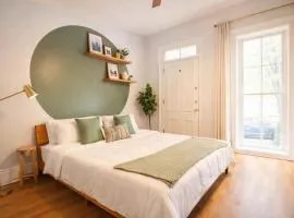 Remodeled Modern Home - private backyard & games!