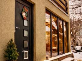 Charming House in Old Town- Private Garden & BBQ, Hotel in Braşov