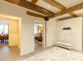 Premium Altstadt Loft I 90 qm I 2 Schlafzimmer & Daybed I 2 Workspaces mit Bildschirmen I 6 Personen