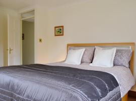 Oak Tree Cottage - E5062, хотел в Birley