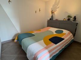 Grand studio au calme, lumineux et cosy, готель у місті Мюре