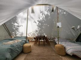 Safari Tent DeLuxe - La Bohème - on Campsite in Saint Robert, Camping Florecer: Ségonzac şehrinde bir otel