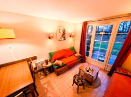 Duplex pour 2-4 personnes à Monflanquin - Piscine - Terrasse - Parking - Campagne - Lot-et-Garonne, Hotel in Monflanquin