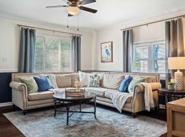 Family Fun: Comfy Home, 10 Min to Cedar Point Fun!، فندق في هورون