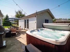 Family Fun: Comfy Home, 10 Min to Cedar Point Fun!, hotel di Huron