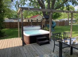 Country Charm Retreat / lake, hotel i Madison