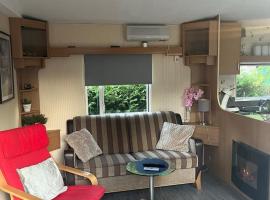Chalet Inn de natuur van Drenthe, Inclusief Airco en Fietsen!, хотел в Schoonloo