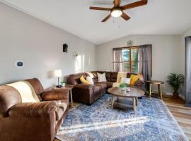 Natures Retreat Renovated with Quiet Pond Views, hotel i Canal Fulton