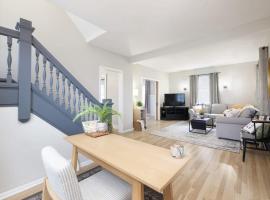 애크런에 위치한 호텔 Walk to Highland Square, Sleeps 8