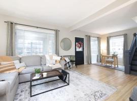 Walk to Highland Square, Sleeps 8, hotel di Akron