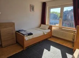 Ein ruhiges Zimmer mit gemeinsam genutzte Bad und Küchengeräte